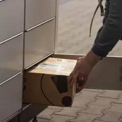 Odbieranie paczki z paczkomatu. W jakich godzinach InPost dostarcza paczki do paczkomatu? Zazwyczaj od rana do wieczora, ale warto sprawdzić dokładne godziny dla swojej lokalizacji.