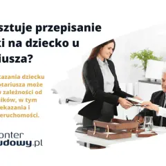 Notariuszka przekazuje dokumenty parze siedzącej przy biurku.