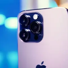 Zbliżenie na moduł aparatów iPhone 14 Pro. Trzy obiektywy i lampa błyskowa tworzą potężny aparat gotowy do uchwycenia każdej chwili.