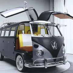 Niesamowity VW Ogórek z otwieranymi drzwiami typu gullwing i kolorową tapicerką.
