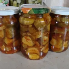 Słoiki z ogórkami chili, gotowe na zimę. Pikantne, domowe przetwory.