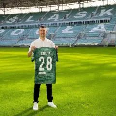 Piłkarz z koszulką "Sobota 28" na tle stadionu. To jeden z nowych śląsk wrocław transfery.