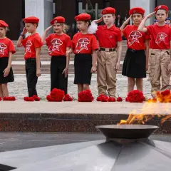 Dzieci w czerwonych beretach i koszulkach z symbolem gwiazdy oddają hołd przy Wiecznym Ogniu. "Zeus, będziemy dziećmi" - szepczą, pamiętając o przeszłości.