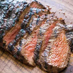 Grillad flapsteak, perfekt medium-rare, med härliga grillränder. En dröm för köttälskaren.