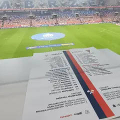 Składy: Pogoń Szczecin – Górnik Zabrze. Na pierwszym planie lista zawodników, w tle stadion.