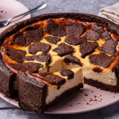 Ein saftiger russischer Zupfkuchen von Sally, mit dunklem Schokoboden und cremiger Füllung, belegt mit zupfartigen Schokostückchen.