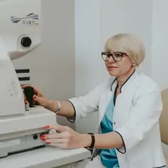 Okulistka wykonuje badanie dna oka za pomocą nowoczesnego urządzenia Topcon 3D OCT.