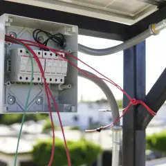 Skrzynka z bezpiecznikami i przewodami, gotowa na ewentualne przepięcie w instalacji fotowoltaicznej.