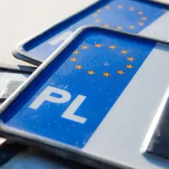 Zbliżenie na polskie tablice rejestracyjne z gwiazdami UE. Czy trzeba zmieniać tablice rejestracyjne? Nie, te są wciąż aktualne.