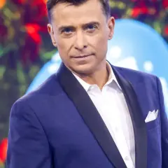 Kacper Kuszewski w granatowej marynarce z czarnym wyłogiem i białą koszulą.