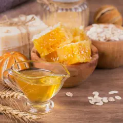 Naturalne składniki do pielęgnacji: miód, plastry miodu, płatki owsiane, suszone pomarańcze, lawenda i mydło. Idealne dla cera alba.