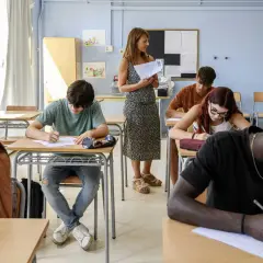 Des élèves concentrés passent un examen en classe, peut-être pour une bourse college.