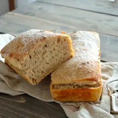 Två hembakta bröd på en linnehandduk. En fin skillnad på torrjäst och vanlig jäst kan ge så här fluffigt resultat.