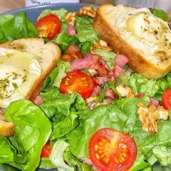 Salade de chèvre chaud originale: 3 secrets pour la réinventer