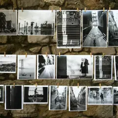 Wybór obrazków po angielsku zwroty: czarno-białe fotografie uliczne, most, tramwaj, ludzie, rower, gołębie.