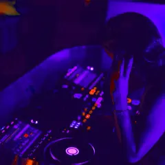 Jak napisać do DJ-a w sprawie 18, aby uniknąć nieporozumień?