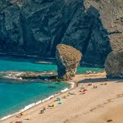 La **playa de los Muertos, Cabo de Gata**, es un paraíso de aguas turquesas y arena dorada, con imponentes formaciones rocosas que la custodian.