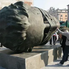 Igor Mitoraj Ikar - emocje i znaczenie w rzeźbach artysty