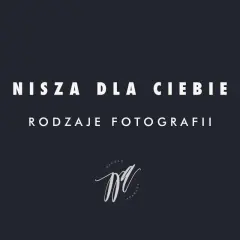 Nisza dla Ciebie: rodzaje fotografii. Logo z napisem "Niezłe aparaty" w stylu kaligraficznym.