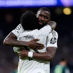Rodrygo i Rüdiger przytulają się po golu, mimo że real madryt kontuzje to problem, radość zwycięstwa jest widoczna.