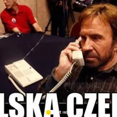 Czak Norris rozmawia przez telefon, a napis głosi "Polska czeka!".