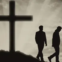 Trzech mężczyzn w cieniach idzie w stronę krzyża, symbolizując odejście od wiary, być może w kierunku ateizmu.