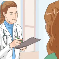 Medico con stetoscopio e appunti spiega a paziente come aumentare ossigeno nel sangue.