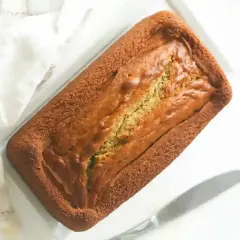 Un délicieux banana cake doré, tout juste sorti du four, prêt à être dégusté.