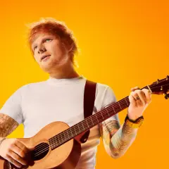 Ed Sheeran z gitarą, gotowy na koncerty w 2025 roku.