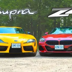 Dos hombres posan junto a un Toyota Supra amarillo y un BMW Z4 rojo.