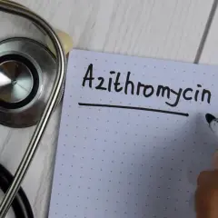 Stetoskop i notatnik z napisem "Azithromycin". Lekarz przygotowuje receptę.