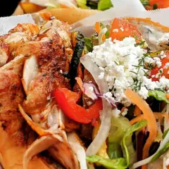Kebab w picie z kurczakiem, warzywami i serem feta.