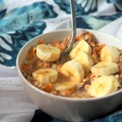 Miseczka owsianki z bananem i marchewką. Idealne co zjesc przed biegiem, by mieć energię.
