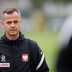 Damian Salwin, trener reprezentacji Polski, w czarnej kurtce z orłem i logiem LOTOS.