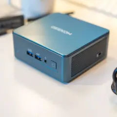 Kompakter GEEKOM Mini-PC, ideal für ein NAS selber bauen. Mit USB-Ports und Netzteil.