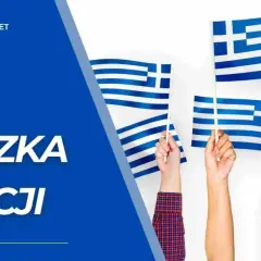 Wiele rąk trzyma greckie flagi. Napis "Paczka do Grecji" sugeruje wysyłkę.