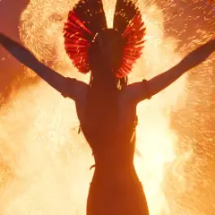 Eine Kriegerin mit rotem Kopfschmuck und gebogenen Klingen, umgeben von Feuer. Ein Vorgeschmack auf Avatar 3 stream.