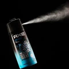 Axe Cool Ocean dezodorant w sprayu, który rozpyla orzeźwiającą mgiełkę, by zwalczyć dziwny zapach w mieszkaniu.
