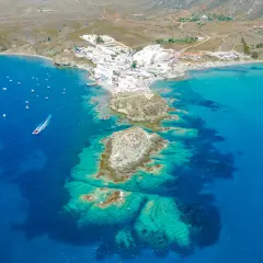 Vista aérea de la isleta de Cabo de Gata, con casas blancas, barcos y aguas cristalinas.