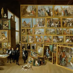 Colección de cuadros de la edad moderna, con retratos y escenas religiosas, en una galería de arte con visitantes y perros.