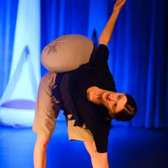 Tancerka z poduszką na plecach na scenie Teatru Małego w Tychach. Sprawdź repertuar!