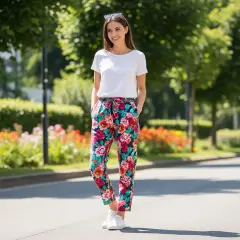 Stylizacja na lato: biały T-shirt i kolorowe spodnie w kwiaty. Idealne pytanie: co założyć do spodni w kwiaty?