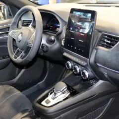 L'intérieur du Renault Arkana dévoile un écran tactile moderne, un volant multifonction et une console centrale épurée.