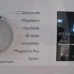 Waschmaschine reinigen 90 Grad: Das Display zeigt 90°C an. Der Drehregler ist auf "Aus" gestellt.