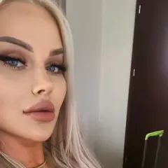 Blondynka z niebieskimi oczami i mocnym makijażem. Zastanawiasz się, ile ewelona ma lat?