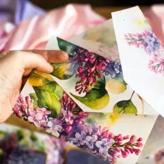 Ręcznie robione zaproszenia ślubne diy z motywem bzu. Delikatne akwarele na papierze.