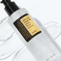 Flaska med COSRX Advanced Snail 96 Mucin Power Essence, en populär snigelslem hudvårdsprodukt, omgiven av dess genomskinliga gel.