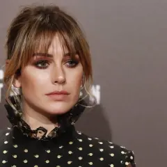 Peinados para poco pelo y fino para fiesta: un recogido alto con flequillo despeinado, ideal para lucir elegante en cualquier evento.