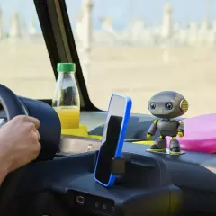 Wnętrze Citroen Ami Buggy z zabawnym robotem, telefonem i sokiem.