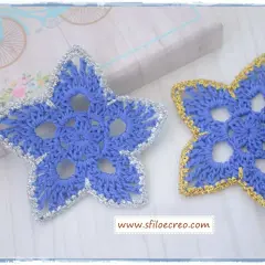 Stelline di Natale all'uncinetto schemi: due stelle azzurre con bordi argentati e dorati, perfette per decorare.